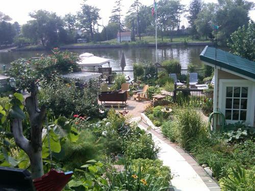Hostal Riverfront Villa