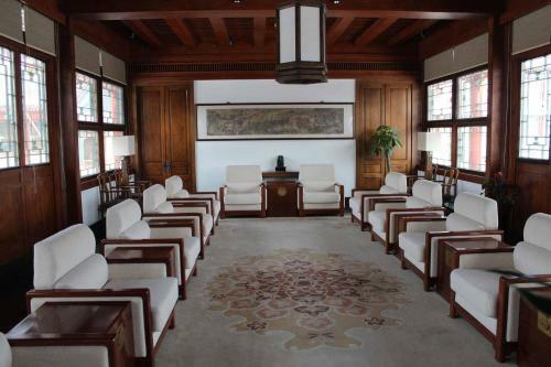 Qiwanglou Hotel