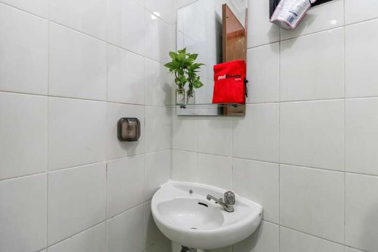 Hotel Reddoorz Plus Near Trisakti University