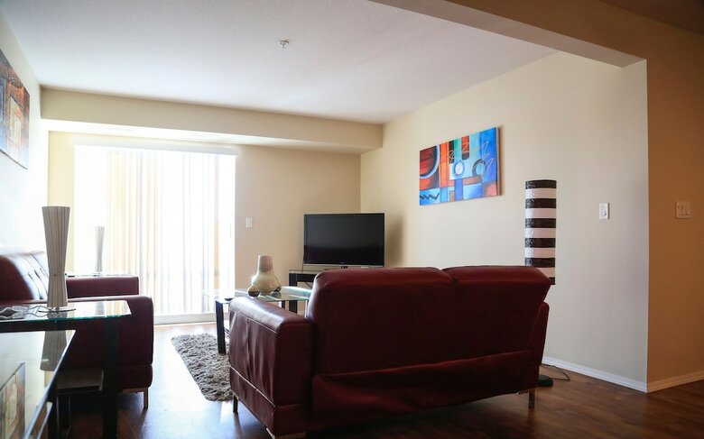 Vibrant Flat 10 Min Drive Downtown