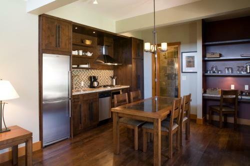 Hotel Mayne Island Resort