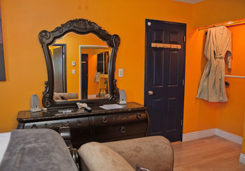 Birds Of A Feather Victoria Oceanfront Bed & Breakfast