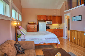 Birds Of A Feather Victoria Oceanfront Bed & Breakfast