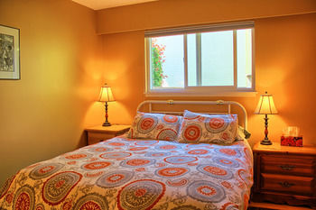 Birds Of A Feather Victoria Oceanfront Bed & Breakfast