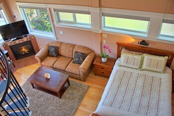 Birds Of A Feather Victoria Oceanfront Bed & Breakfast
