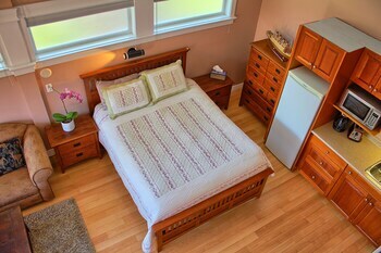 Birds Of A Feather Victoria Oceanfront Bed & Breakfast