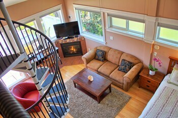 Birds Of A Feather Victoria Oceanfront Bed & Breakfast