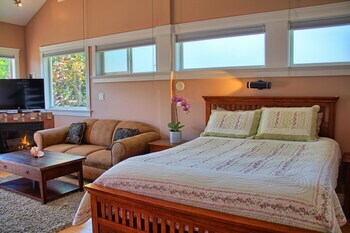 Birds Of A Feather Victoria Oceanfront Bed & Breakfast