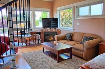 Birds Of A Feather Victoria Oceanfront Bed & Breakfast