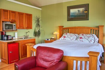 Birds Of A Feather Victoria Oceanfront Bed & Breakfast