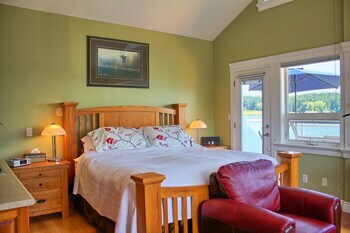 Birds Of A Feather Victoria Oceanfront Bed & Breakfast