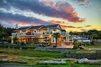 Birds Of A Feather Victoria Oceanfront Bed & Breakfast