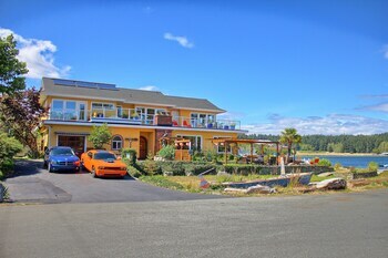 Birds Of A Feather Victoria Oceanfront Bed & Breakfast