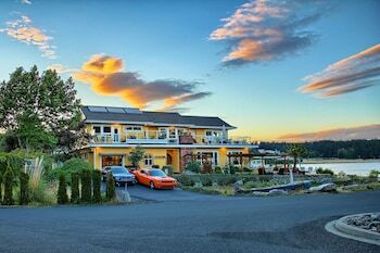 Birds Of A Feather Victoria Oceanfront Bed & Breakfast