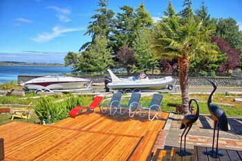 Birds Of A Feather Victoria Oceanfront Bed & Breakfast
