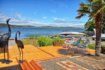 Birds Of A Feather Victoria Oceanfront Bed & Breakfast