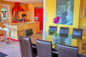 Birds Of A Feather Victoria Oceanfront Bed & Breakfast