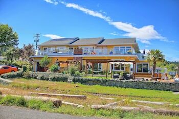 Birds Of A Feather Victoria Oceanfront Bed & Breakfast
