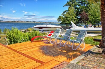 Birds Of A Feather Victoria Oceanfront Bed & Breakfast