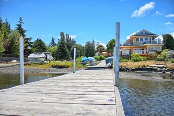 Birds Of A Feather Victoria Oceanfront Bed & Breakfast