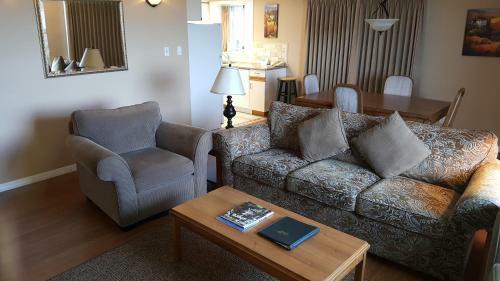 Hotel The Cedarwood Inn & Suites