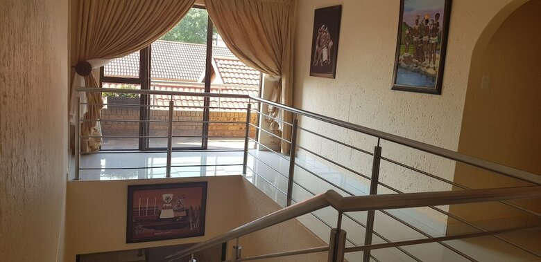 Hotel Ekuthuleni Guest House - Soweto