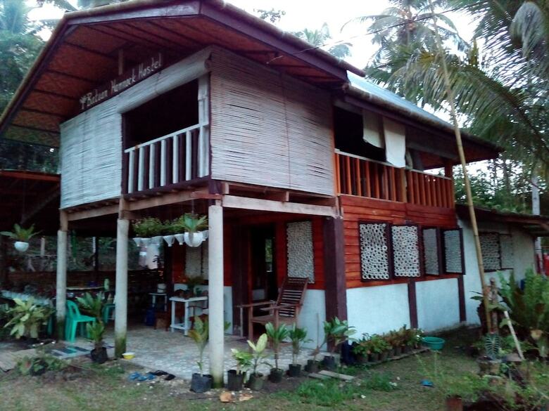 Hostal Batuan Hammock Hostel