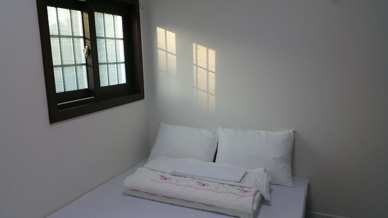 Hostal Blanc Guesthouse