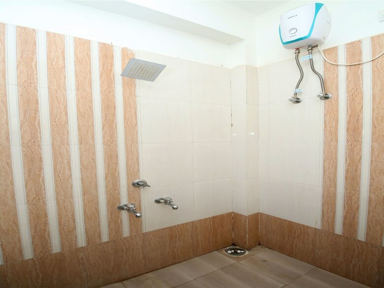 Oyo 12407 Hotel Shri Radha Isbt