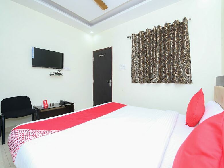 Oyo 12407 Hotel Shri Radha Isbt