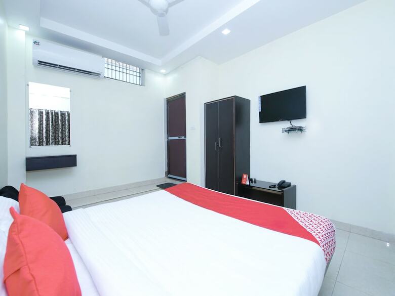 Oyo 12407 Hotel Shri Radha Isbt