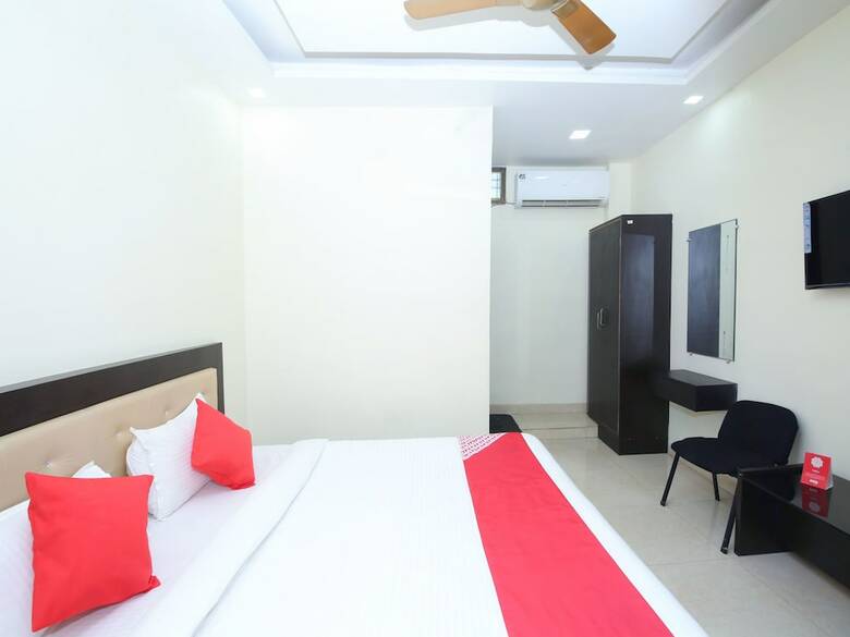 Oyo 12407 Hotel Shri Radha Isbt