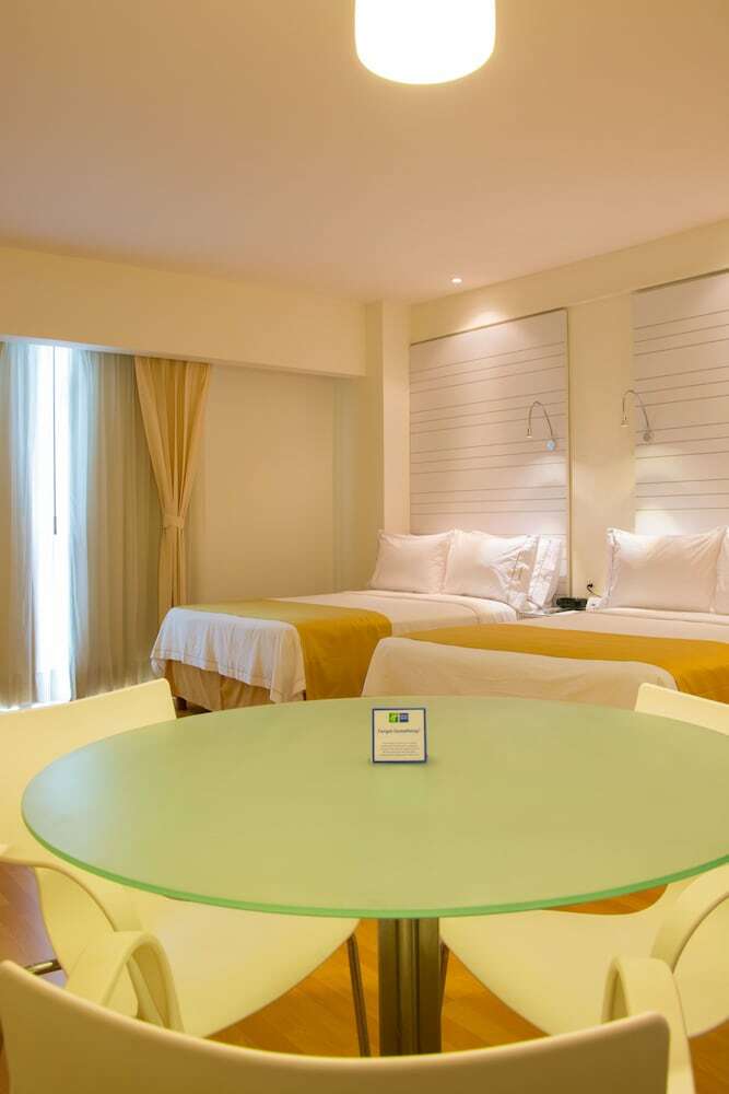 Hotel Holiday Inn Express And Suites At Wtc