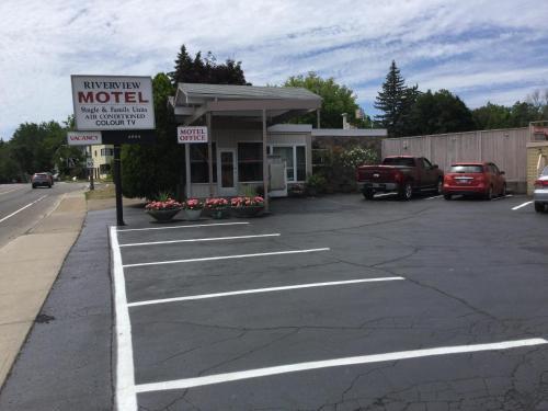 Riverview Motel
