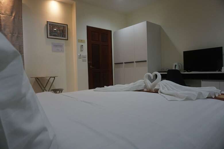 Parisa Place Hotel