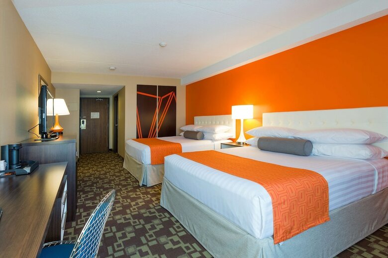 Howard Johnson Hotel By The Falls
