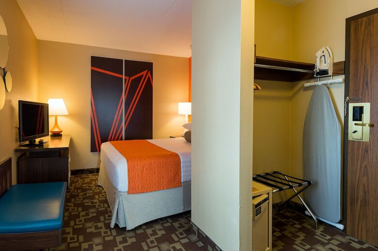 Howard Johnson Hotel By The Falls