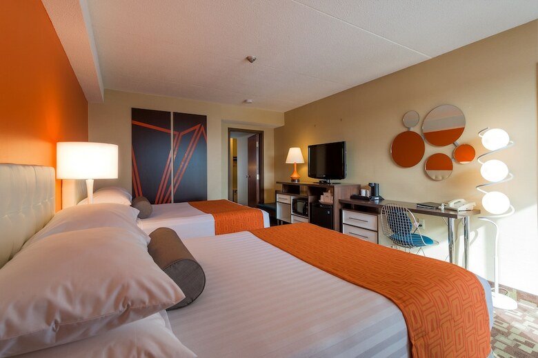 Howard Johnson Hotel By The Falls