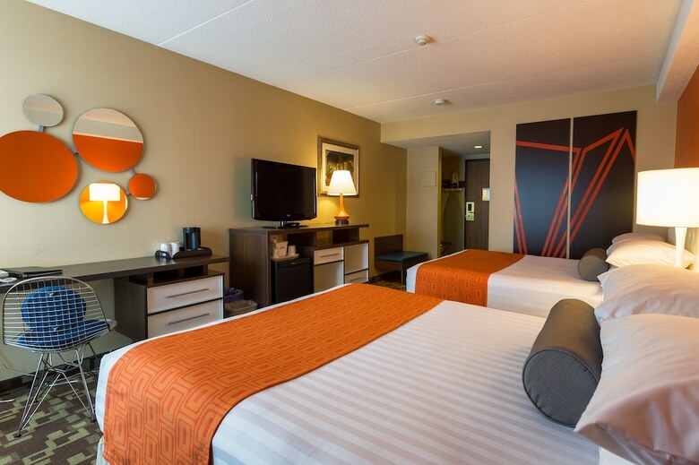 Howard Johnson Hotel By The Falls