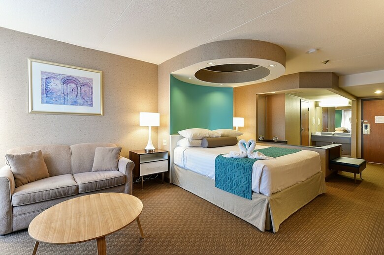 Howard Johnson Hotel By The Falls