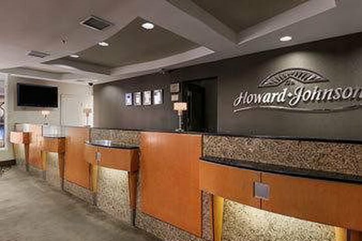 Howard Johnson Hotel By The Falls