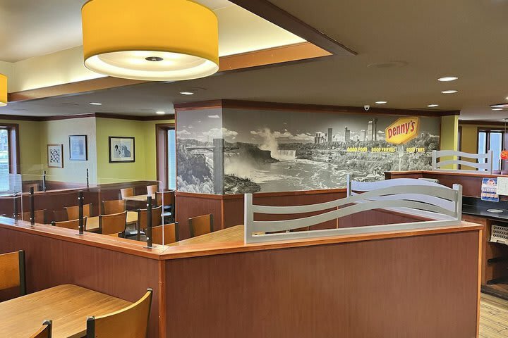 Howard Johnson Hotel By The Falls