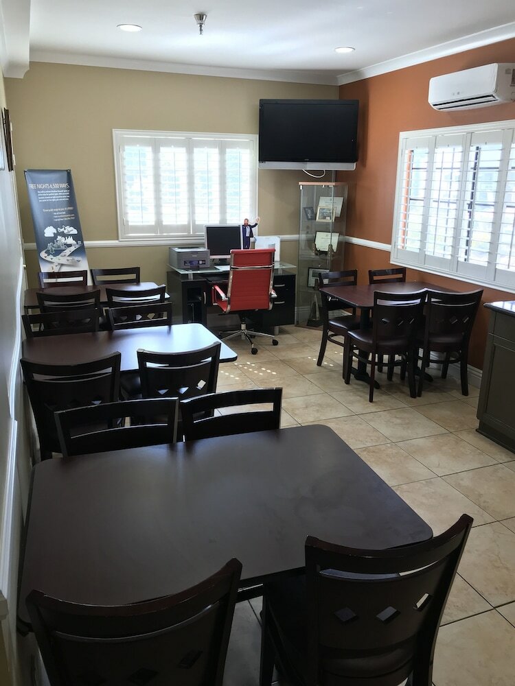 Hotel Ramada By Wyndham Poway