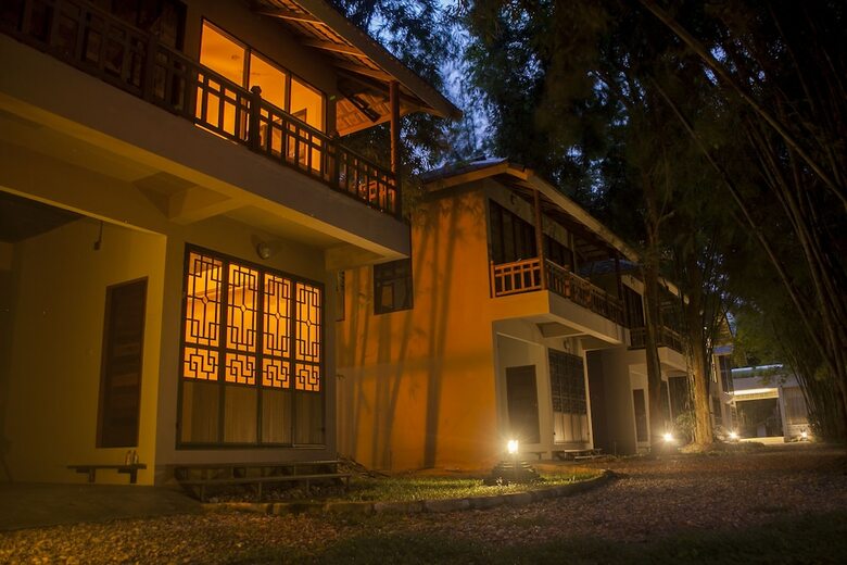 Hotel Middle Path Retreat