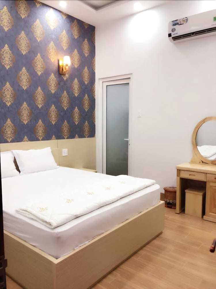 Ladonna Hotel