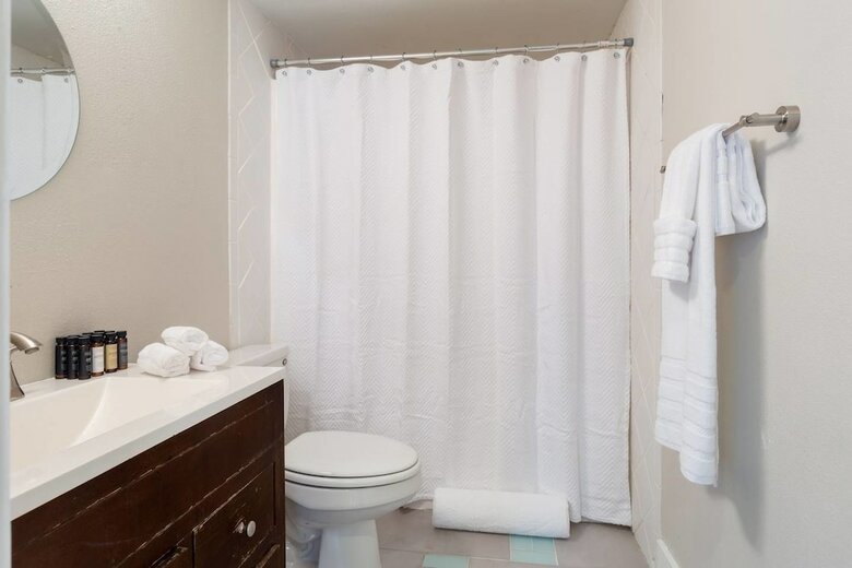 Domio Germantown Massive 8br Comprised Of 2 4br Suites