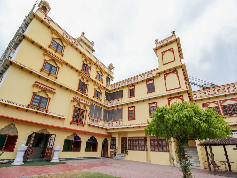 Hotel Oyo 15214 Mahal Rajwada Resort