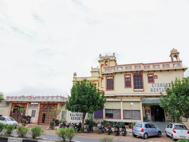 Hotel Oyo 15214 Mahal Rajwada Resort