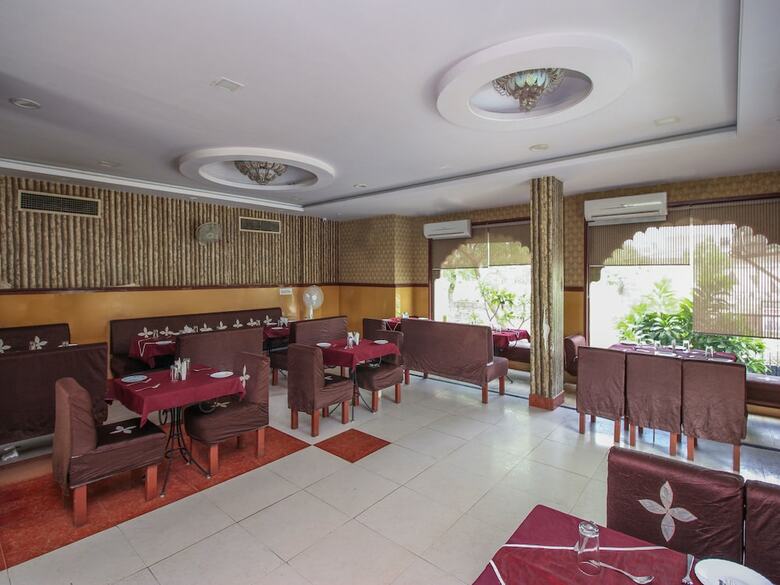 Hotel Oyo 15214 Mahal Rajwada Resort