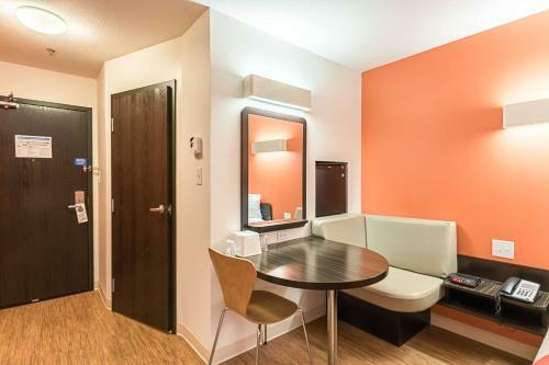 Motel 6 - Moosomin